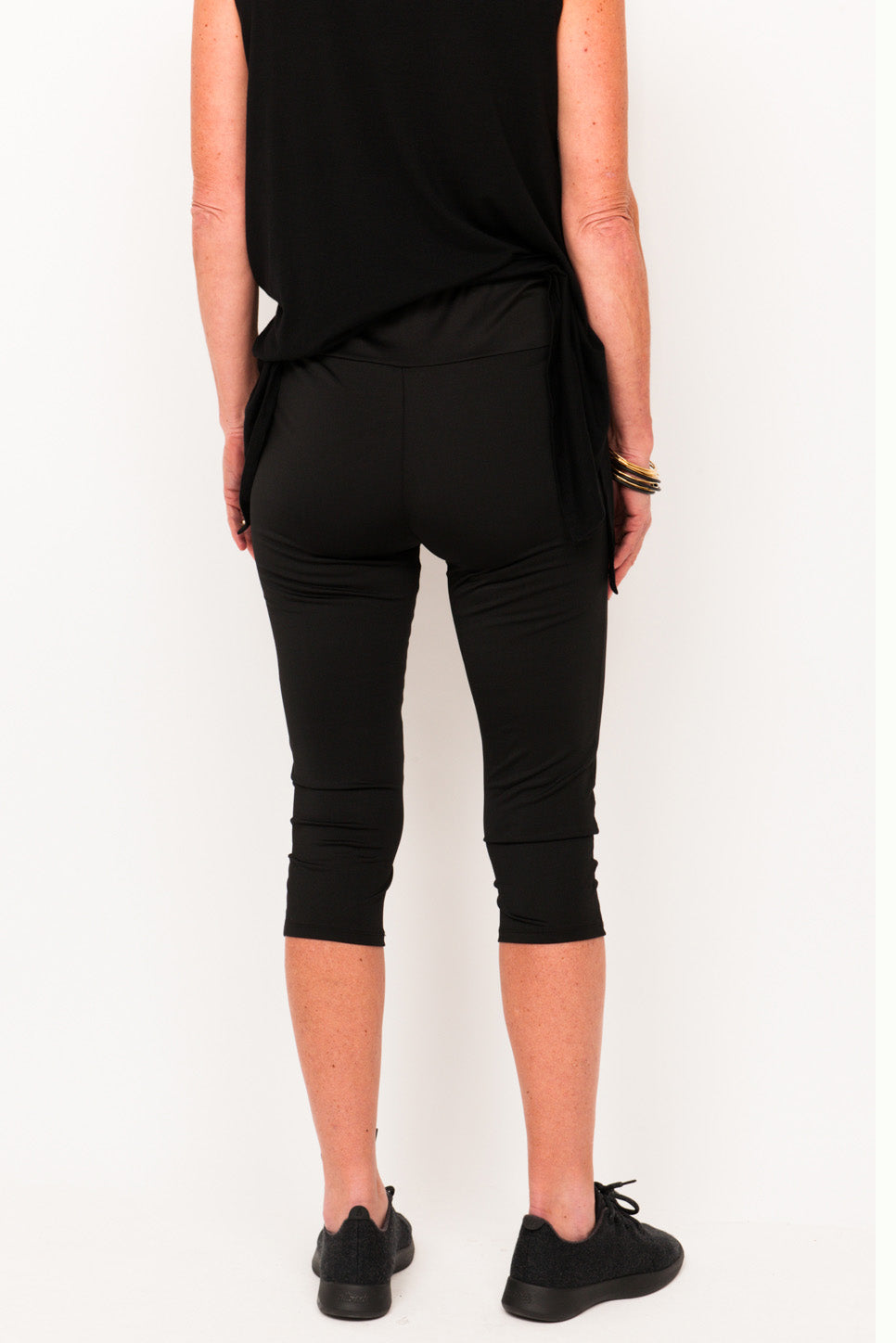 https://posh-active.com.au/cdn/shop/products/gigi-knee-length-tights-ebony-acitvewear-leisure-wear-mature-womens-activewear-over-50-black-tights-black-tank.jpg?v=1570427216