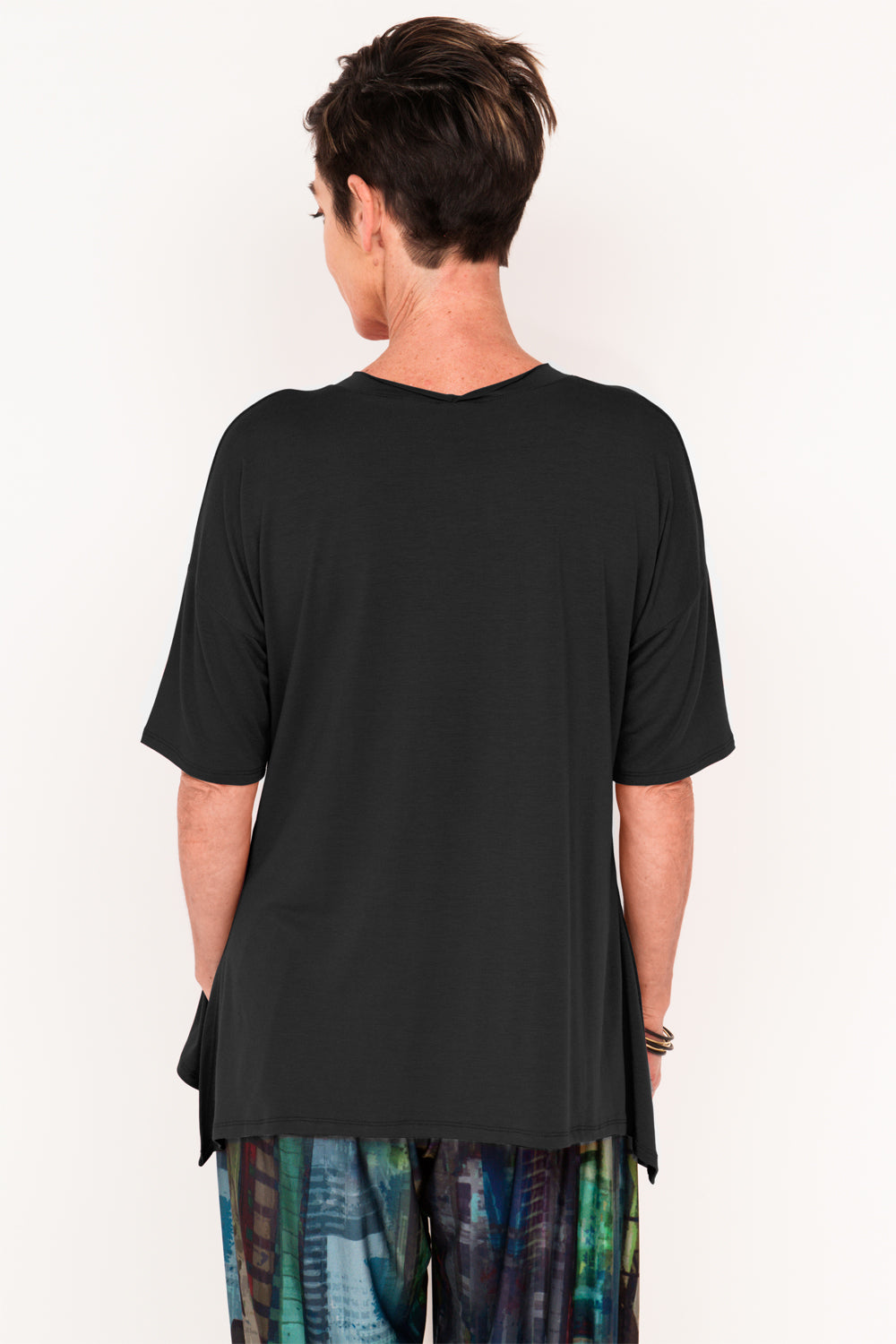 black-t-shirt-women-active-wear-athleisure-travel-wear-designer-t-shirt