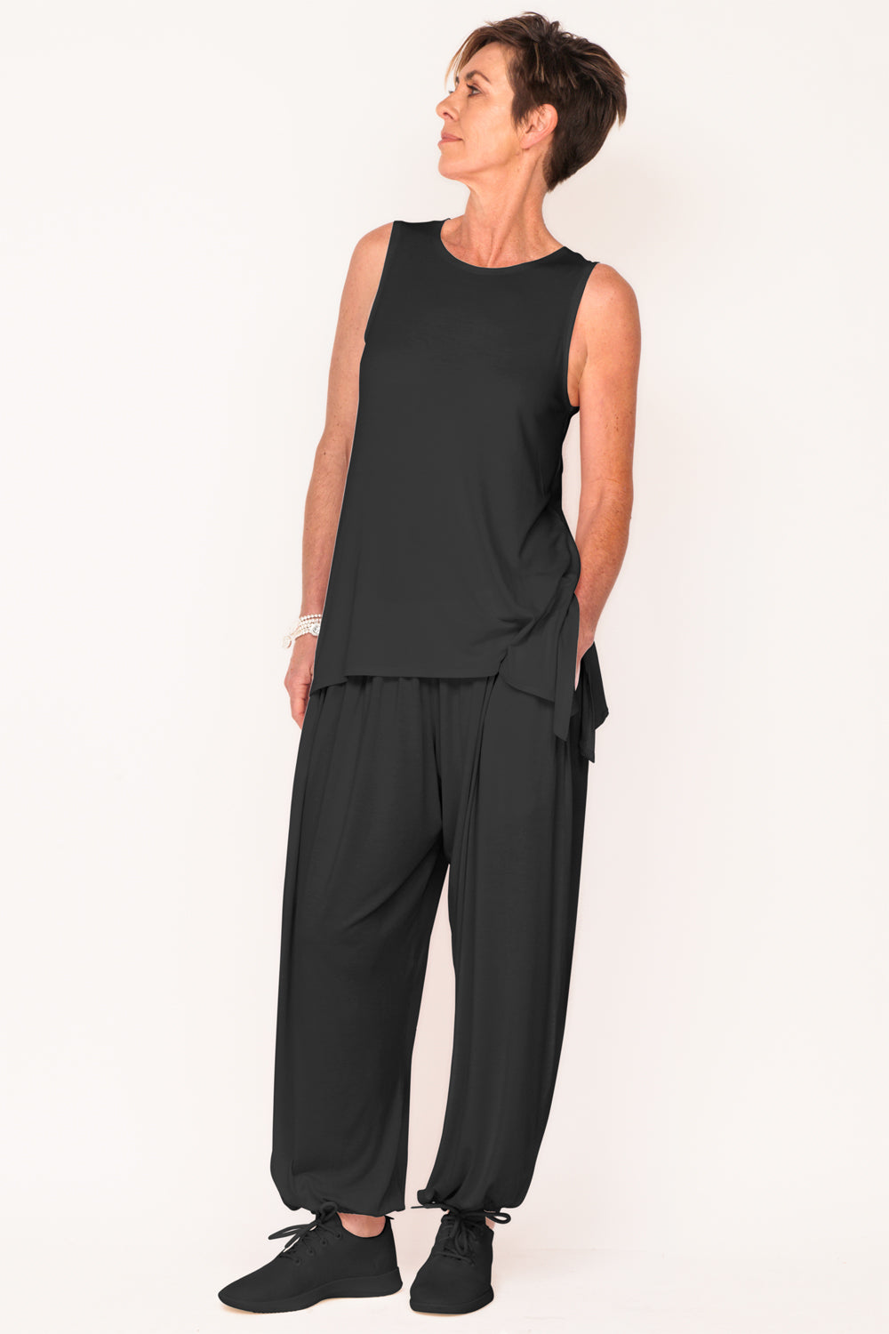 active-wear-sleeveless-tank-ebony-black-edna-pant-travel-wear